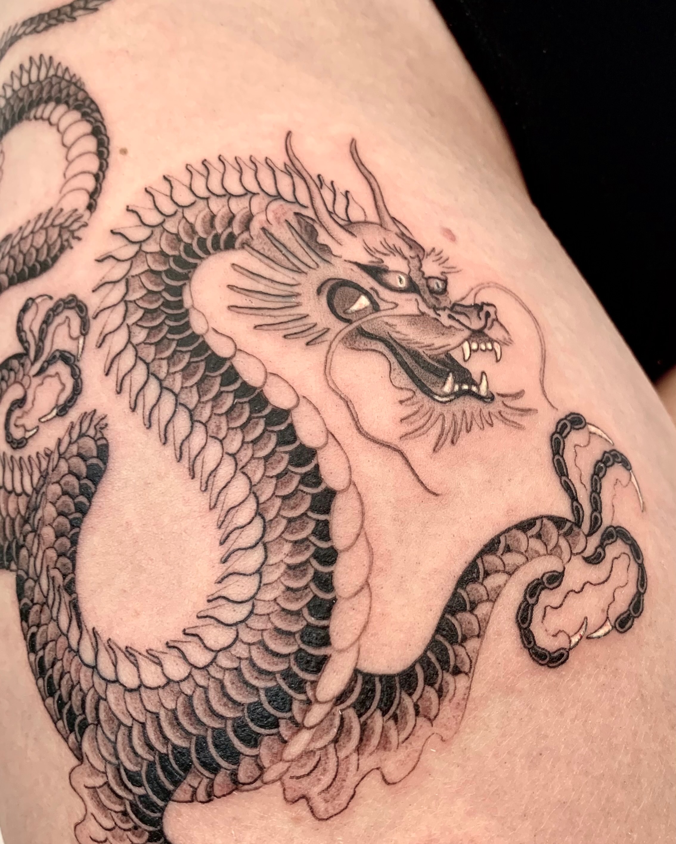 Tatouage dragon néo-japonais sur le bras
