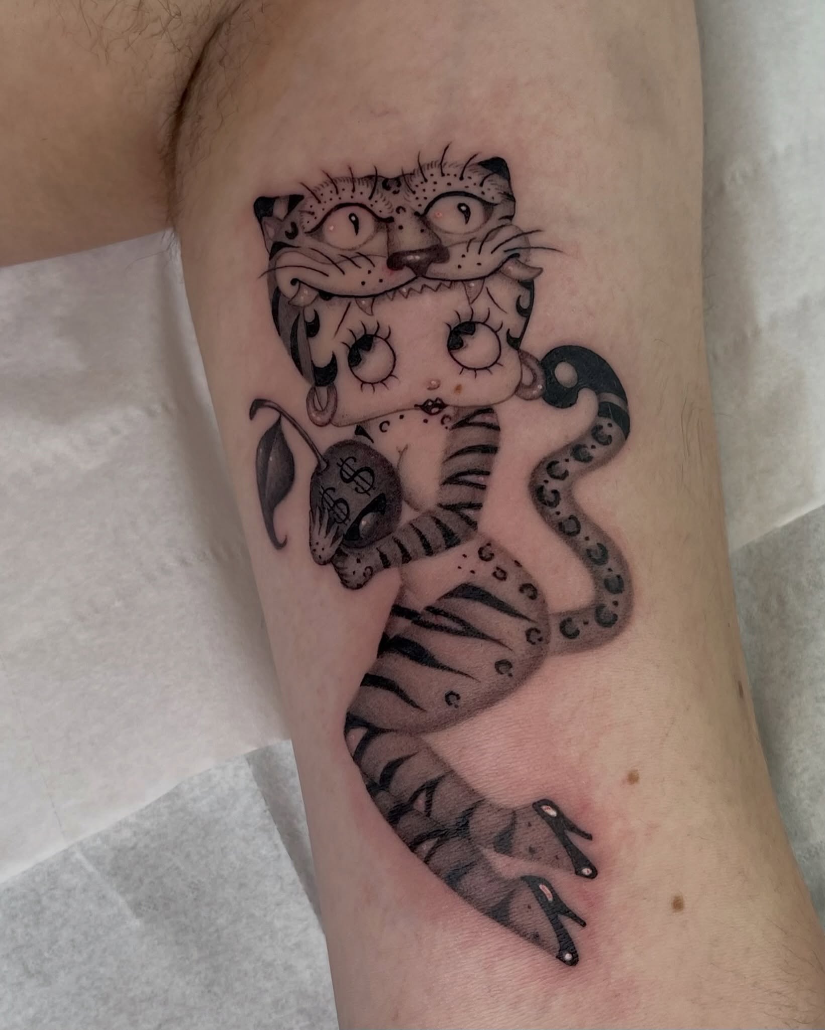 Tatouage tigre néo-japonais en noir et gris