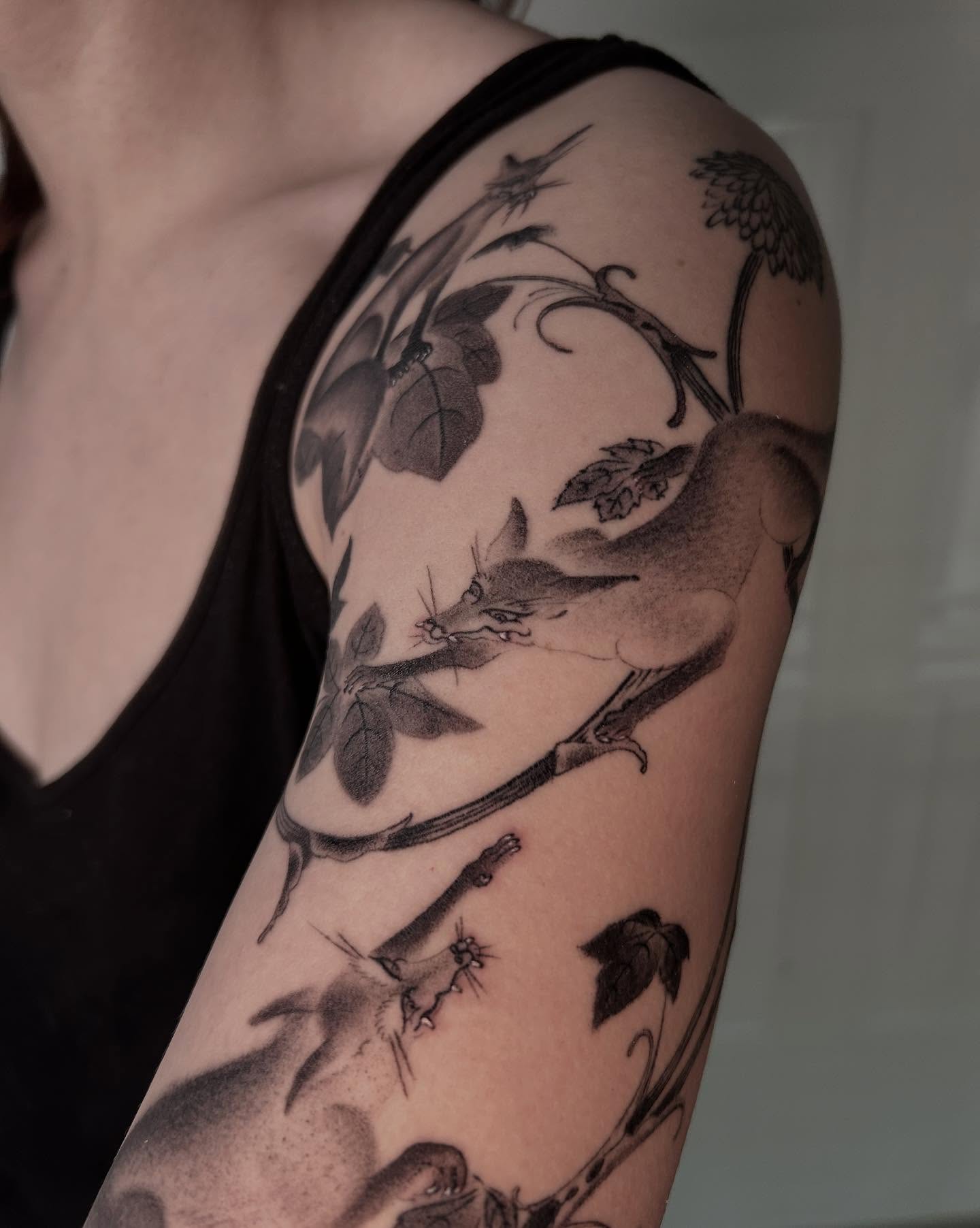 Tatouage botanique, branche en fleur sur le bras