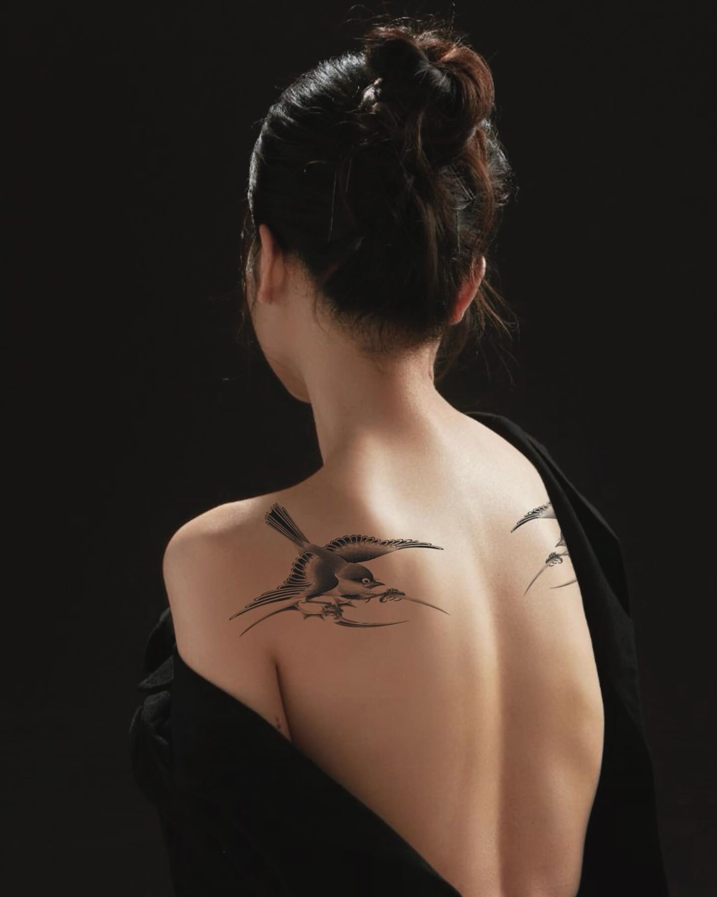 Tatouage fin sur le dos, trait délicat