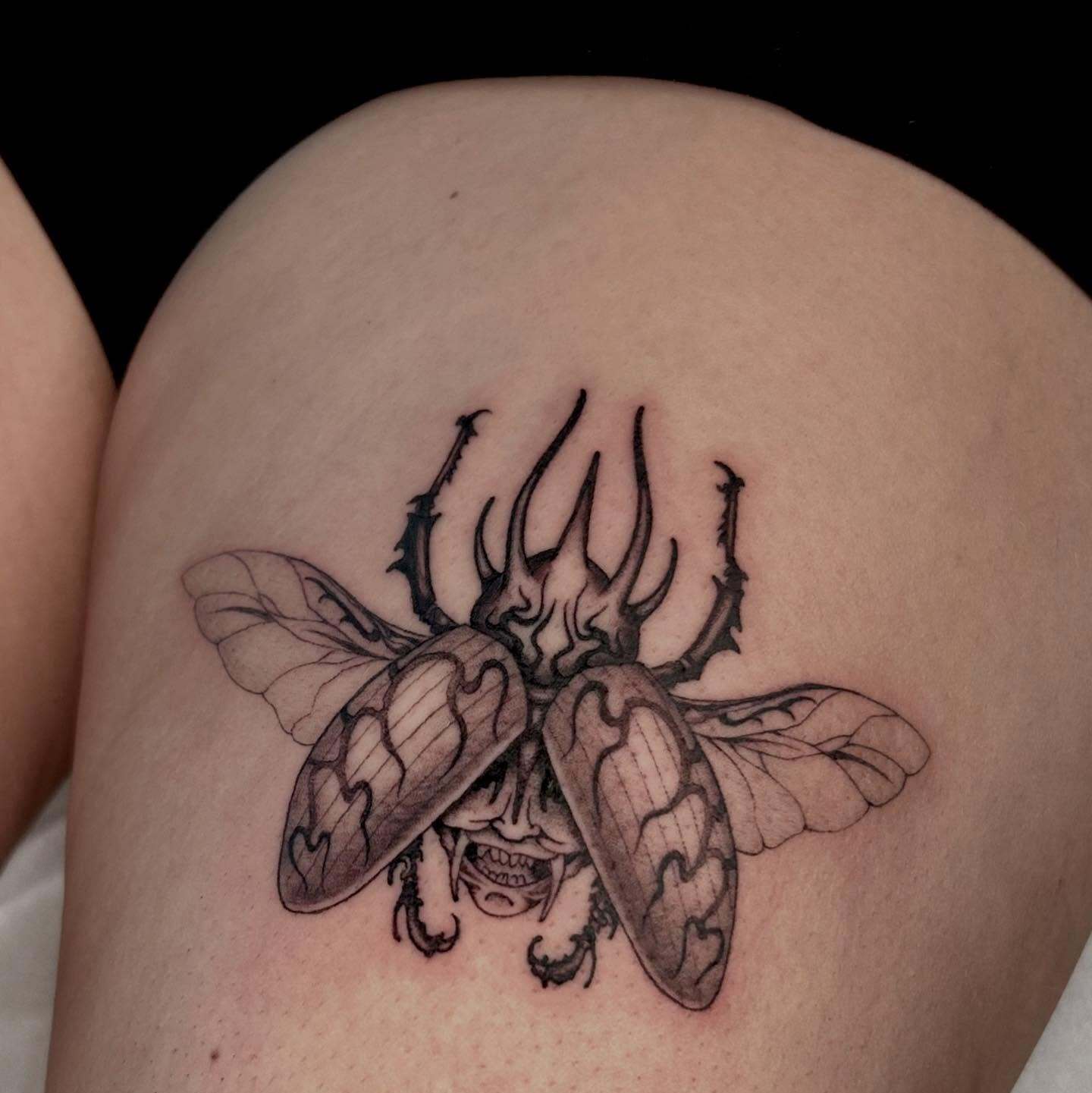 Tatouage scarabée oni en blackwork